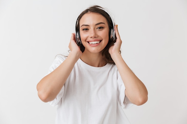 Portret van een gelukkige jonge casual brunette vrouw