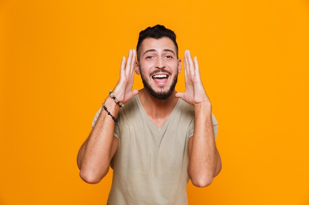 Portret van een gelukkige jonge casual man