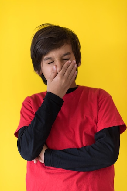 Portret van een gelukkige jonge jongen voor een gekleurde achtergrond