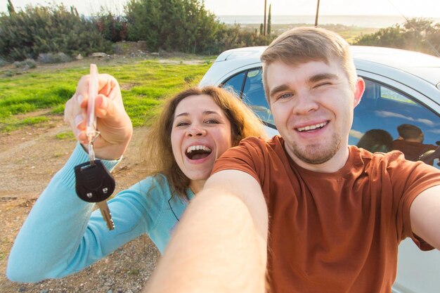 Portret van een gelukkige jonge man die een smartphone gebruikt