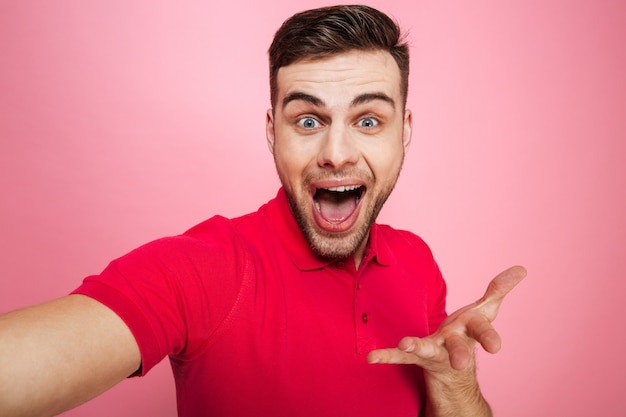 Portret van een gelukkige jonge man gebaren met de hand