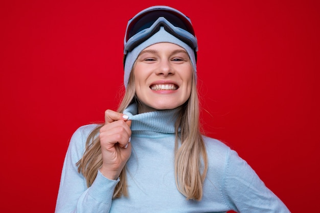 Portret van een gelukkige jonge vrouw in een trui en skibril