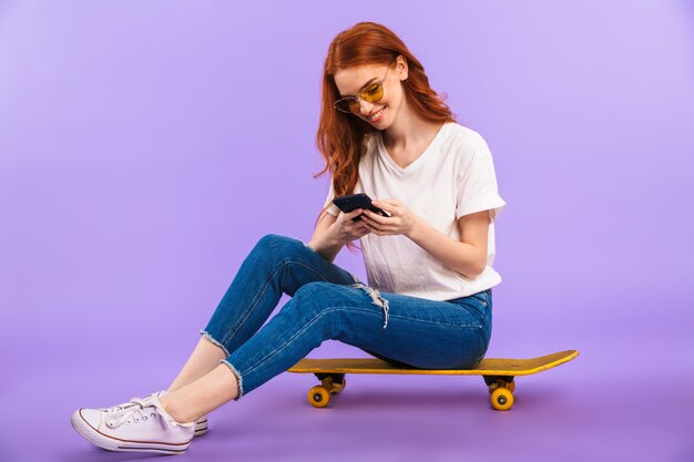 Portret van een gelukkige jonge vrouw in zonnebril