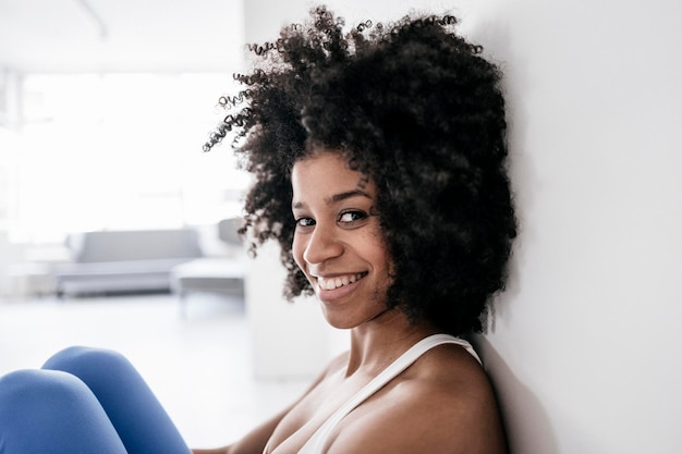 Portret van een gelukkige jonge vrouw, lachend