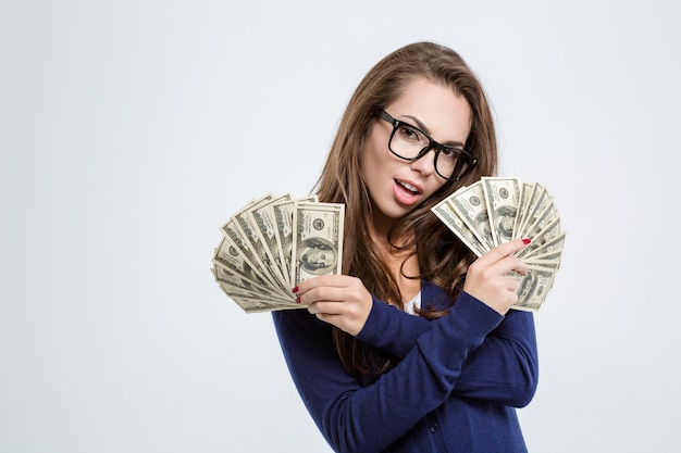 Portret van een gelukkige jonge vrouw met dollarbiljetten geïsoleerd op een witte achtergrond white