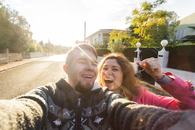 Foto portret van een gelukkige jonge vrouw met een smartphone