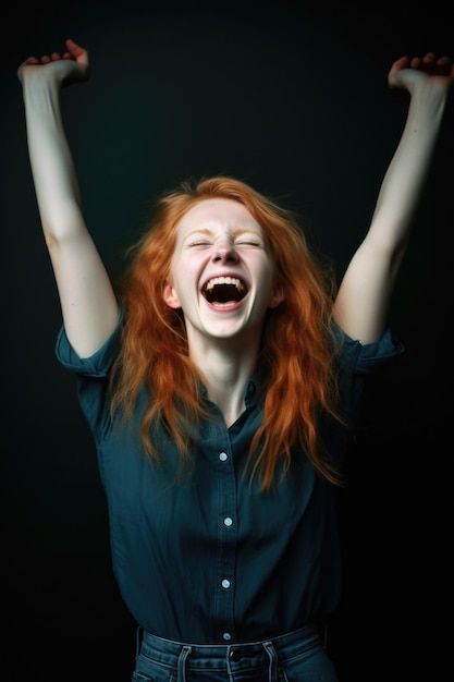 Portret van een gelukkige jonge vrouw met haar armen in de lucht