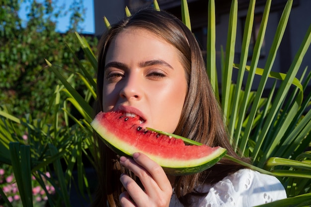 Portret van een gelukkige jonge vrouw met watermeloen jeugd levensstijl geluk zomervakantie tropische va