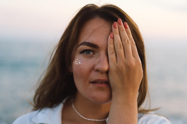 Portret van een gelukkige jonge vrouw op een achtergrond van prachtige zee