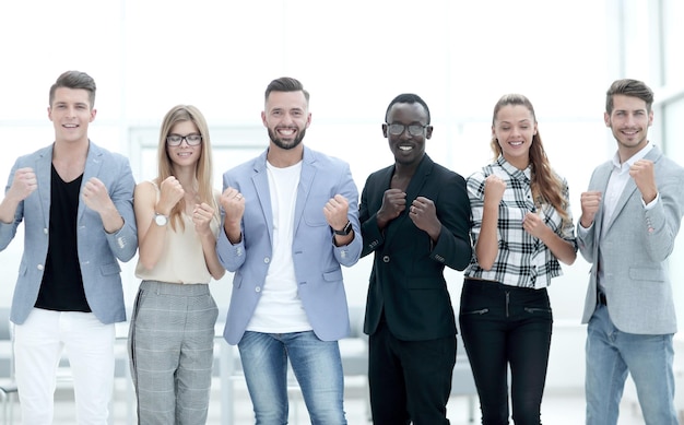 Portret van een gelukkige jonge zakenmanleider die vooraan staat