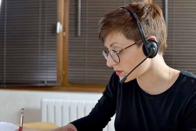 portret van een gelukkige jonge zakenvrouw met hoofdtelefoon