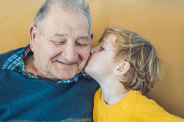 Portret van een gelukkige jongen die een gelukkige opa kust