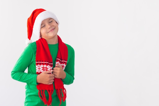 Portret van een gelukkige jongen met een kerstmuts en wintersjaal Merry Christmas time