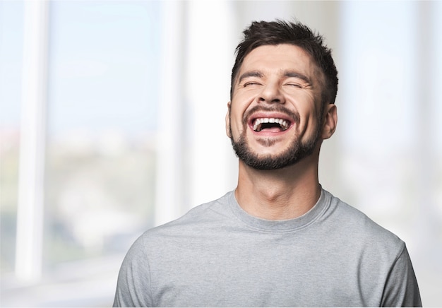 Portret van een gelukkige lachende jonge man