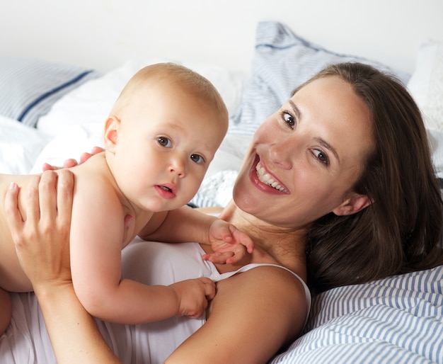 Portret van een gelukkige moeder en een schattige baby lacht