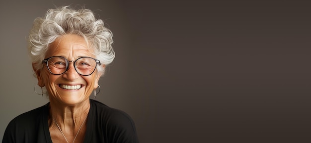 Portret van een gelukkige oude vrouw met bril lachend gezicht gepensioneerde met witte haren studio