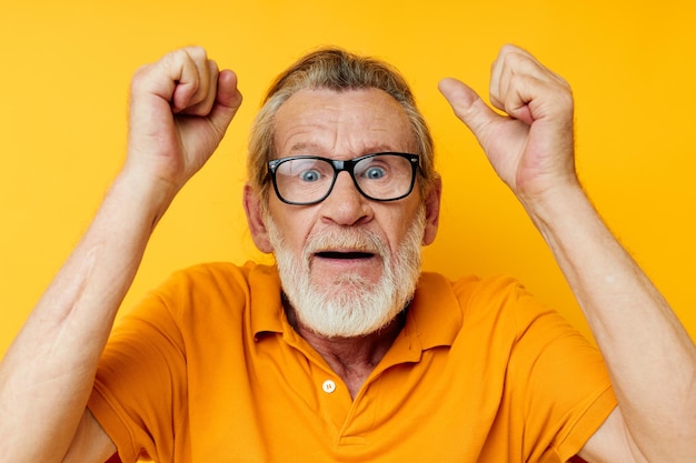 Portret van een gelukkige senior man met een grijze baard in een bijgesneden weergave van een bril