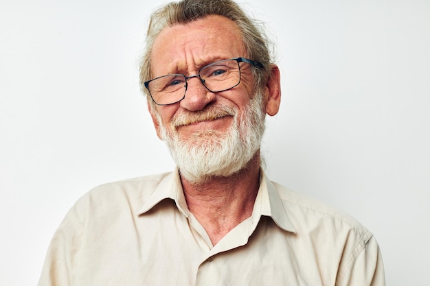 Portret van een gelukkige senior man met een grijze baard in een shirt en een bril geïsoleerde achtergrond