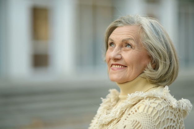 Portret van een gelukkige senior vrouw buitenshuis