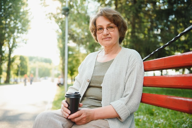 Portret van een gelukkige Senior vrouw in het zomerpark