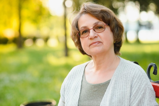 Portret van een gelukkige Senior vrouw in het zomerpark