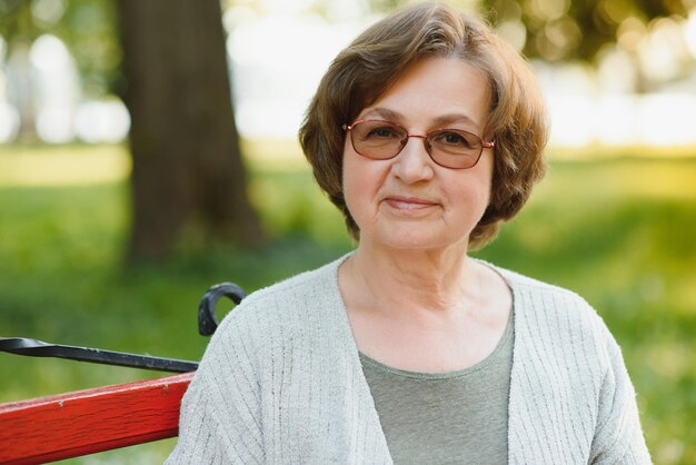 Portret van een gelukkige Senior vrouw in het zomerpark