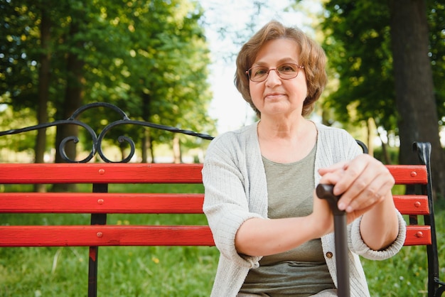 Portret van een gelukkige Senior vrouw in het zomerpark