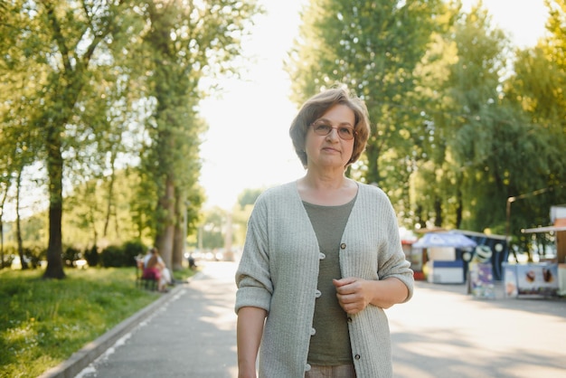 Portret van een gelukkige Senior vrouw in het zomerpark