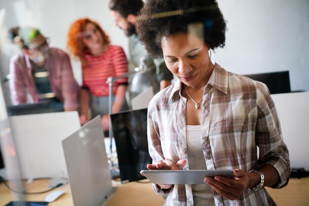 Portret van een gelukkige succesvolle zwarte vrouw die werkt in een drukke moderne werkplek Startup co-worker concept