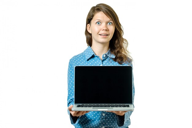 Portret van een gelukkige toevallige vrouw die het lege laptop computerscherm toont