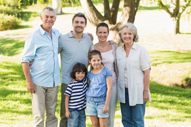 Portret van een gelukkige uitgebreide familie in park