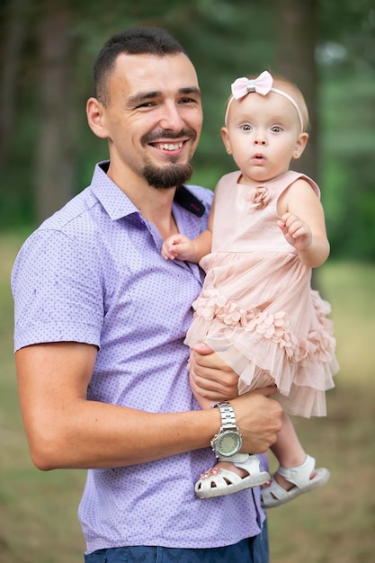 Portret van een gelukkige vader die met zijn dochtertje aan het wandelen is Vaderschap