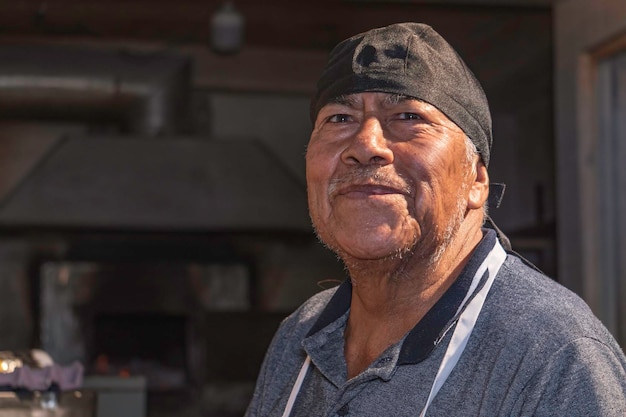 Portret van een gelukkige volwassen man aan het werk in een bakkerij