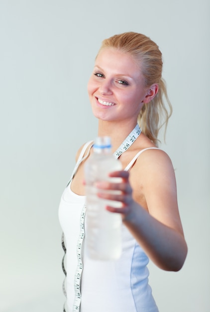 Foto portret van een gelukkige vrouw die een fles waternadruk op vrouw houdt
