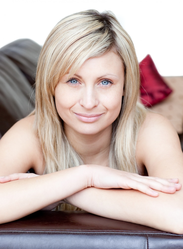 Foto portret van een gelukkige vrouw die op de bank ligt