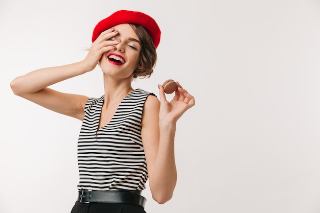 Portret van een gelukkige vrouw die rode baret draagt