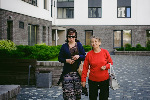 Portret van een gelukkige vrouw die tegen een gebouw in de stad loopt