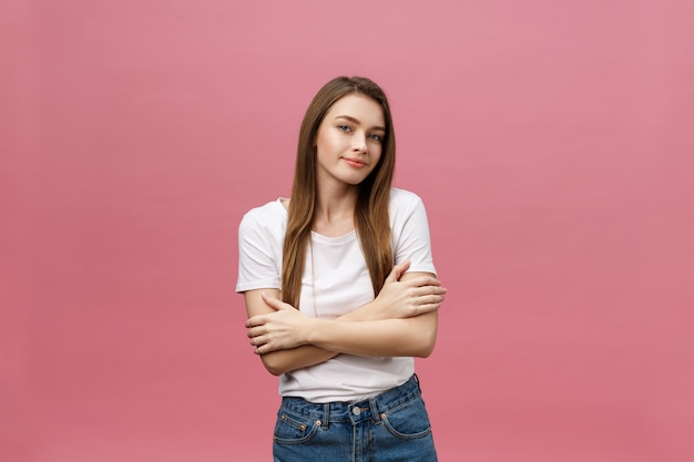 Portret van een gelukkige vrouw met gevouwen armen