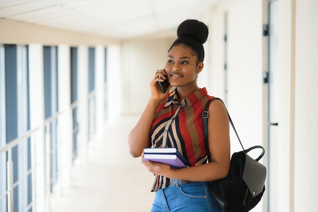 Portret van een gelukkige vrouwelijke Afro-Amerikaanse student