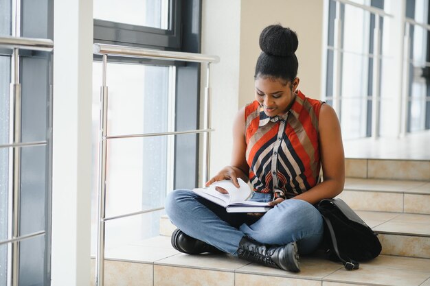 Portret van een gelukkige vrouwelijke Afro-Amerikaanse student