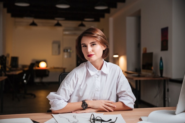 Portret van een gelukkige zelfverzekerde jonge vrouw modeontwerper op kantoor