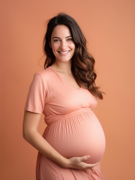 Portret van een gelukkige zwangere latijns-vrouw die haar buik aanraakt
