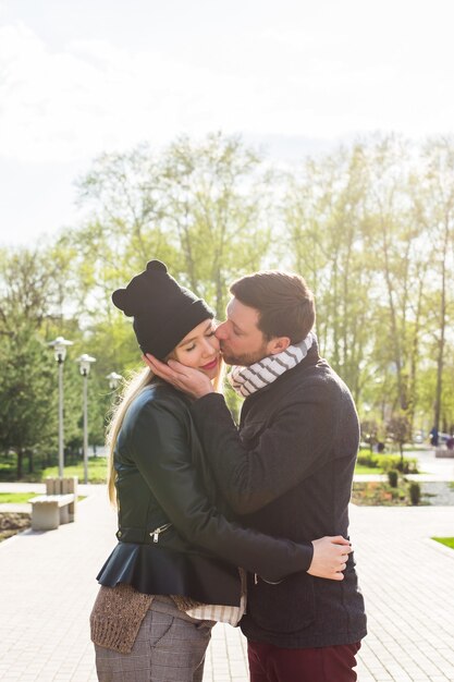 Portret van een gelukkige zwangere vrouw en haar man in het park