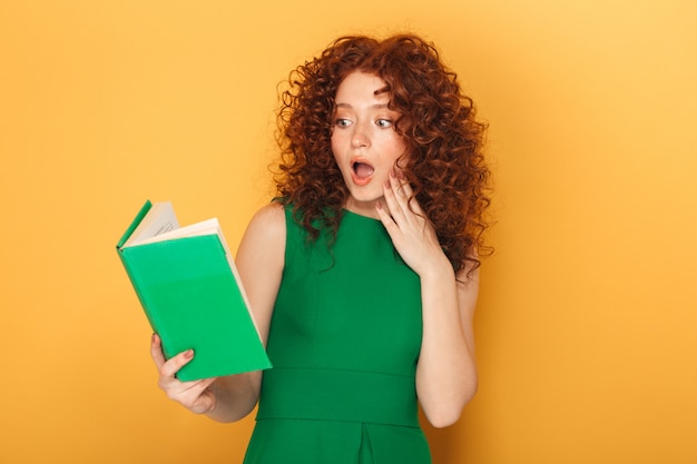 Portret van een geschokte roodharige vrouw in jurk