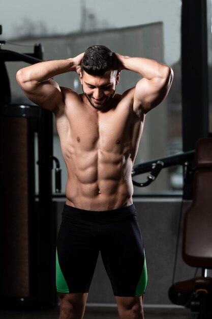 Portret van een gespierde fitnessman