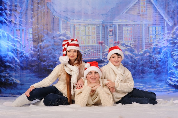 Portret van een gezin dat Kerstmis samen viert