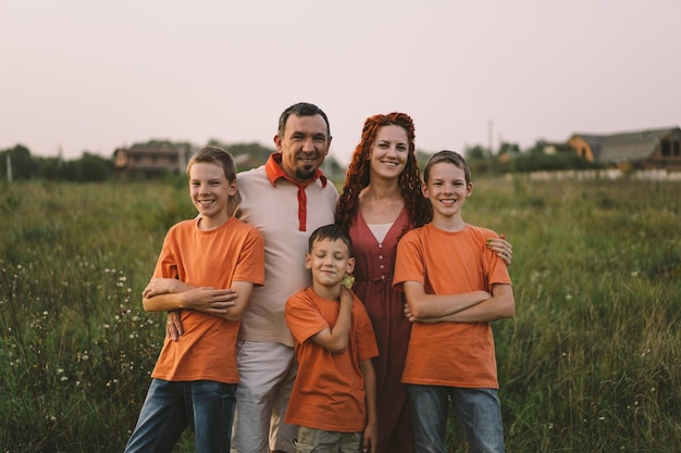 Portret van een gezin in de natuur Kinderen en ouders spelen in de natuur Gezellig met het gezin op vakantie Fijne familiedag