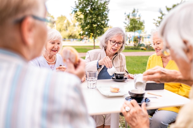 Portret van een gezin met eten aan tafel