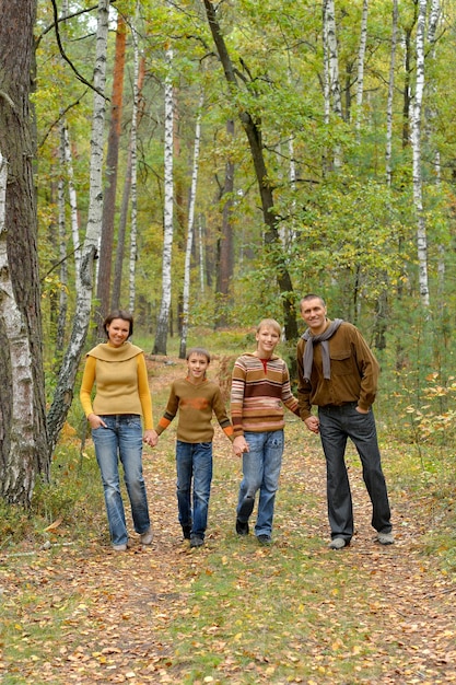 Portret van een gezin van vier in park