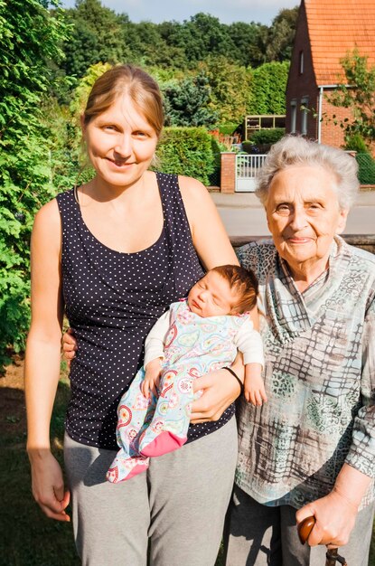 Foto portret van een glimlachend gezin tegen huis en bomen